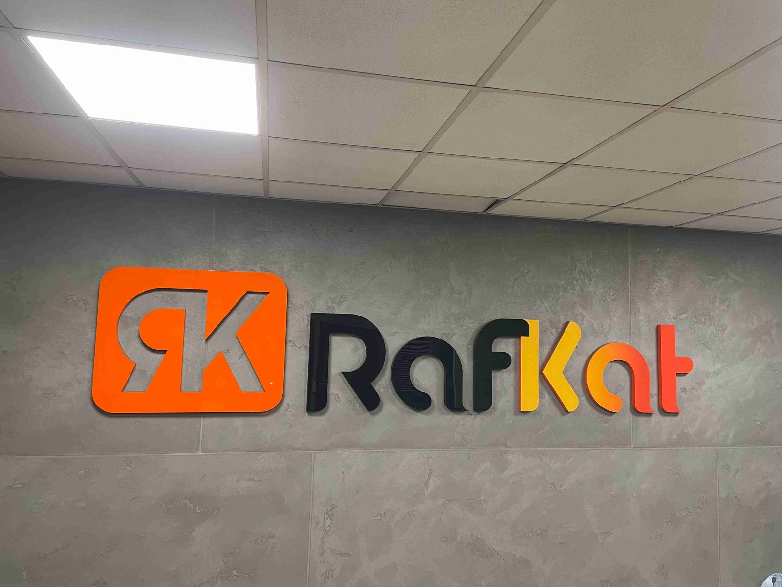 Siedziba firmy Raf-Kat z banerami reklamowymi